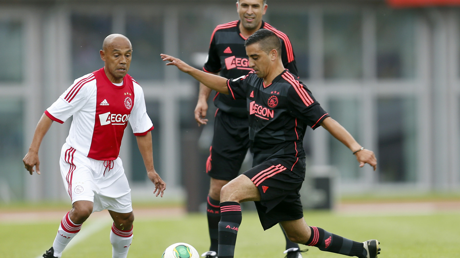 Oudspeler Simon Tahamata gokt op een kleine overwinning Ajax NH Nieuws
