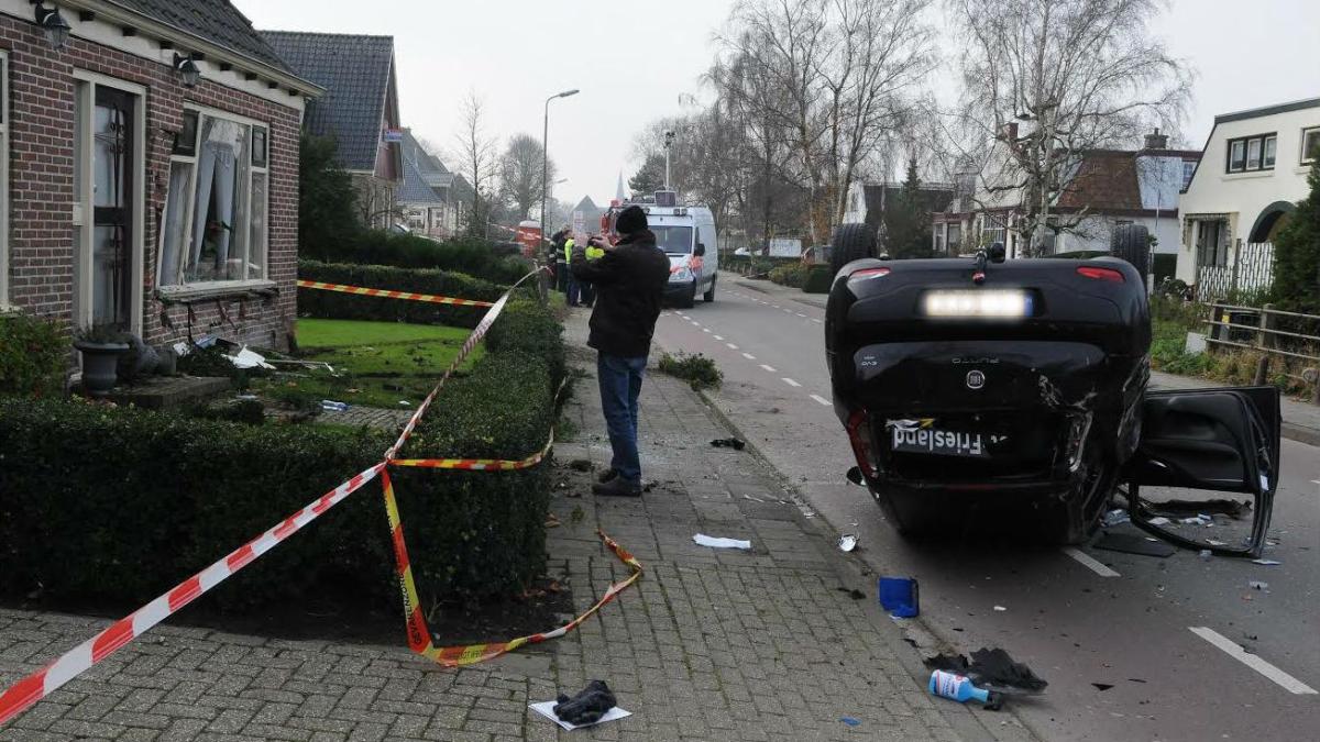 Lesauto slaat over de kop en ramt gevel in Oosterblokker [video]