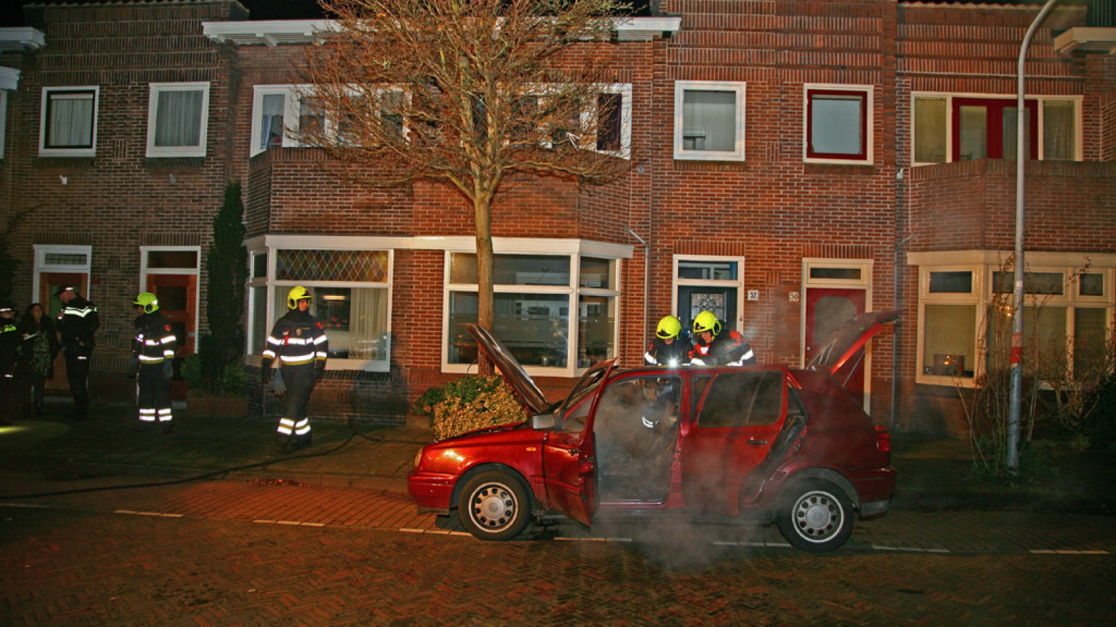 Vrouw zet brandende auto aan de kant in Haarlem - NH Nieuws
