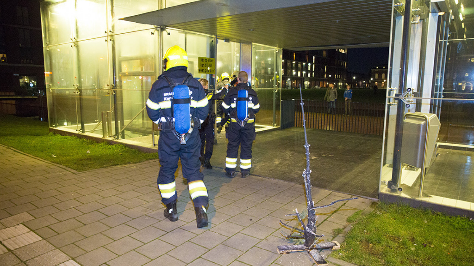 Brandende kerstboom in liftschacht Haarlemse parkeergarage NH Nieuws