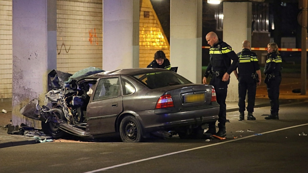 Bestuurder zwaargewond na crash onder A10 bij AmsterdamWest NH Nieuws