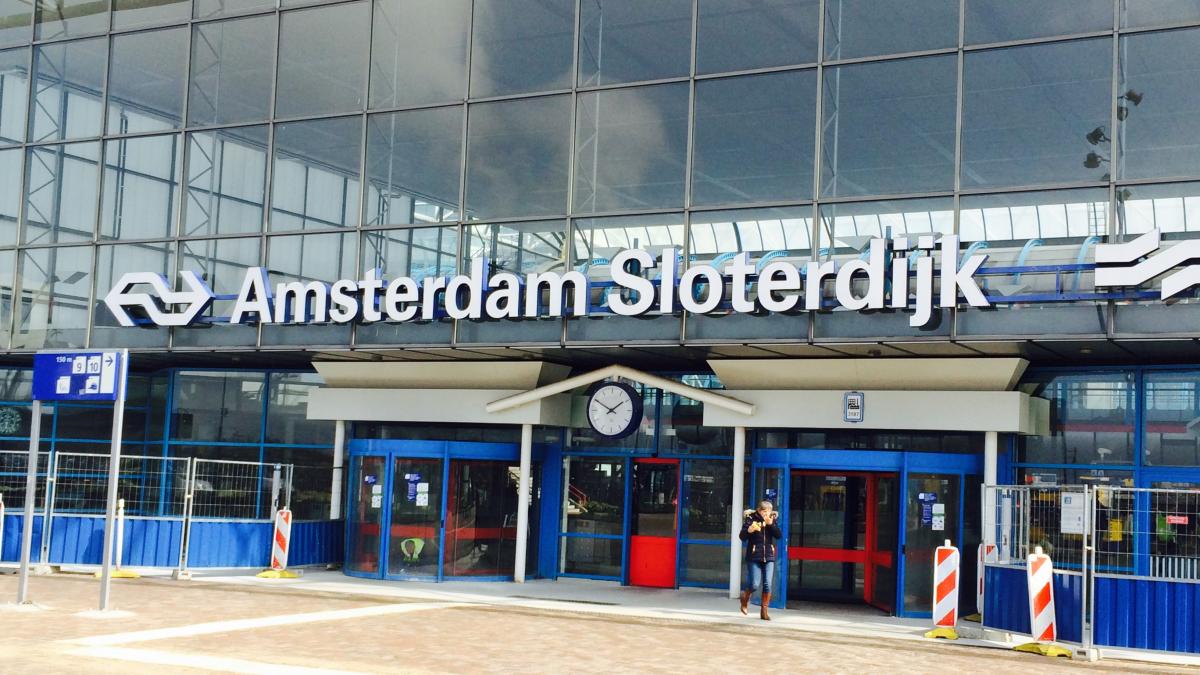 Homogerelateerd geweld nabij station Sloterdijk: jongeren slaan en schoppen man