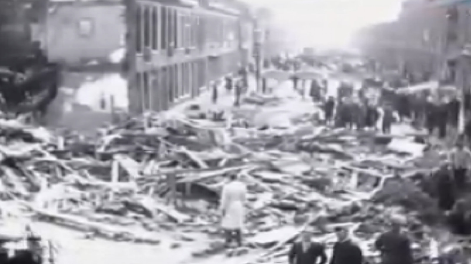 Bombardement Amsterdamse Buurt '43 op andere plek herdacht [video] NH