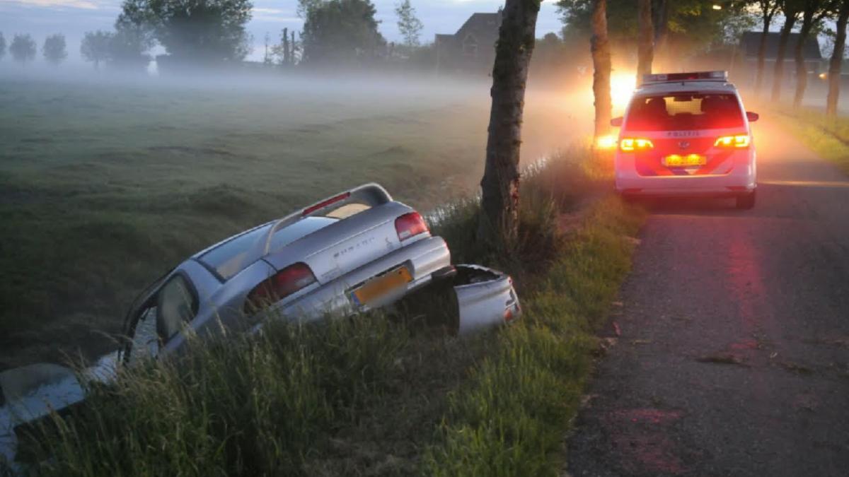 Man gewond na zware crash tegen boom in Zuidermeer
