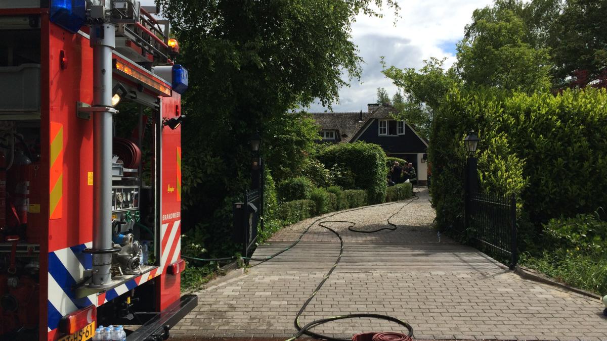 Rietgedekte woning in Breukeleveen getroffen door uitslaande brand