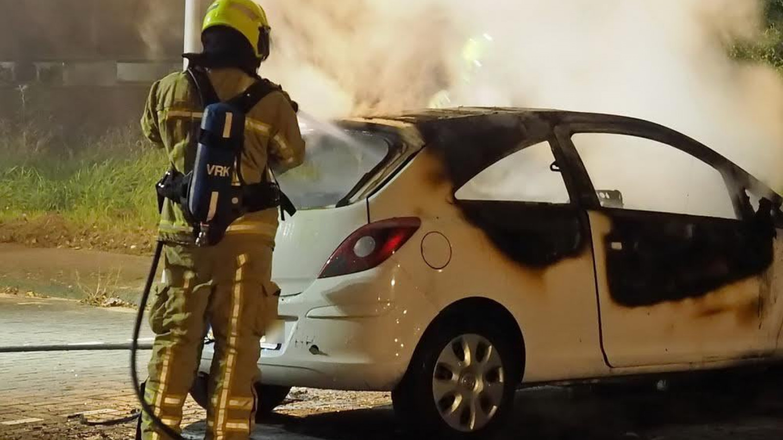 Brand verwoest geparkeerde auto in IJmuiden NH Nieuws
