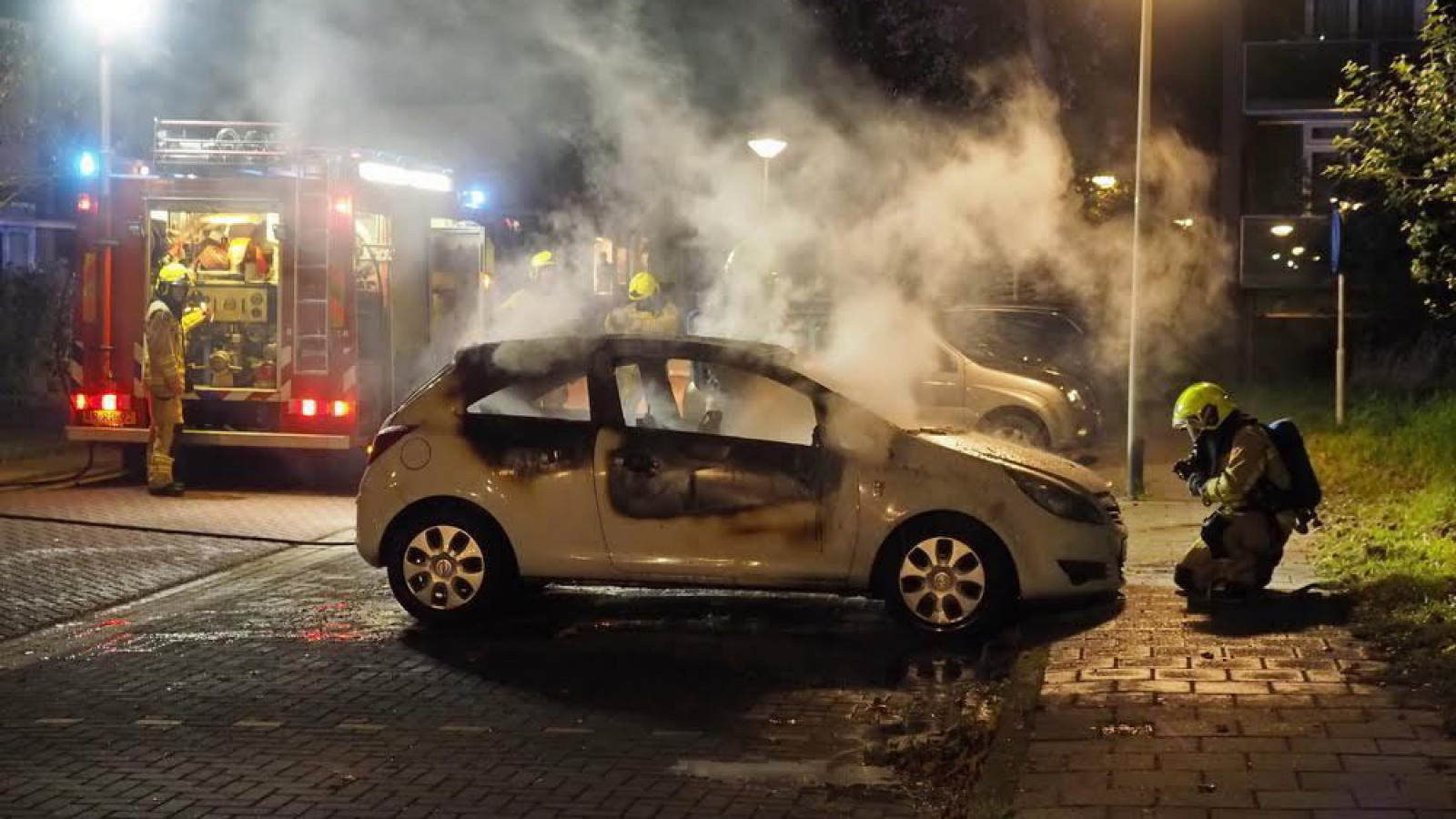 Brand verwoest geparkeerde auto in IJmuiden NH Nieuws