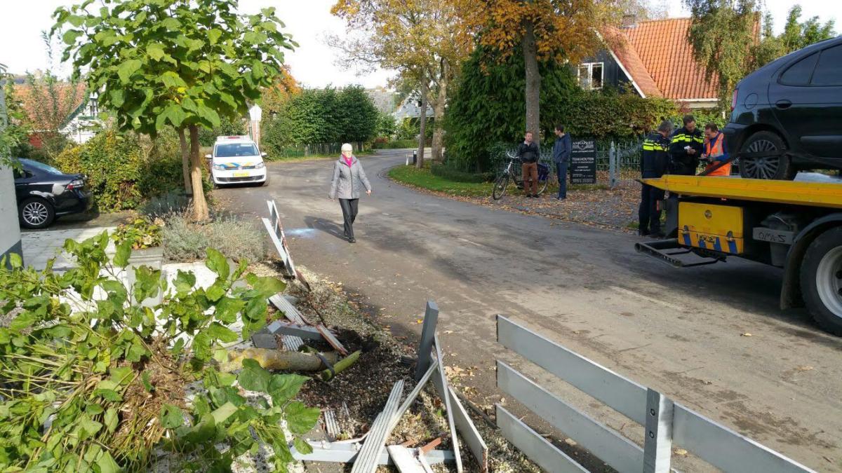 Automobilist in Schellinkhout ramt hek en rijdt boom in tuin omver