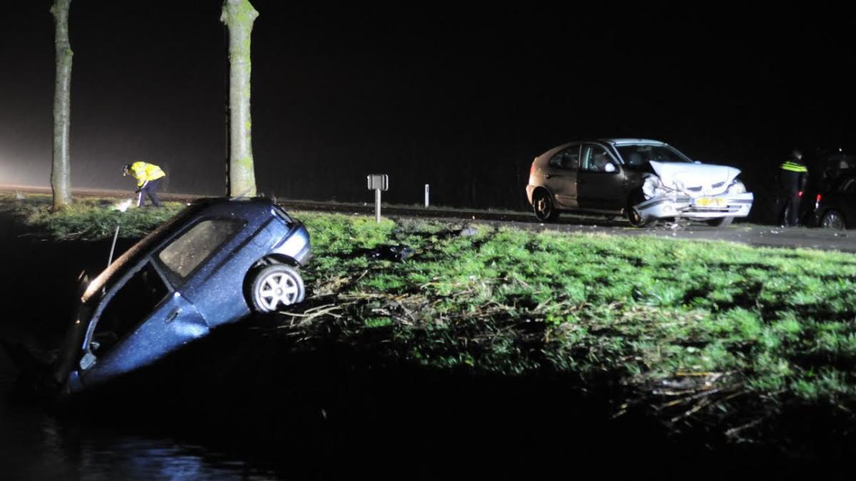 Ongeluk in Wijdenes: auto ramt boom, andere belandt in de sloot