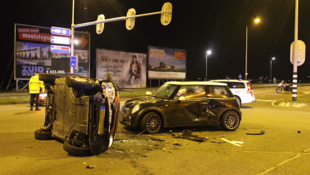 Auto+op+zijn+kant+en+gewonde+op+A4+bij+Roelofarendsveen