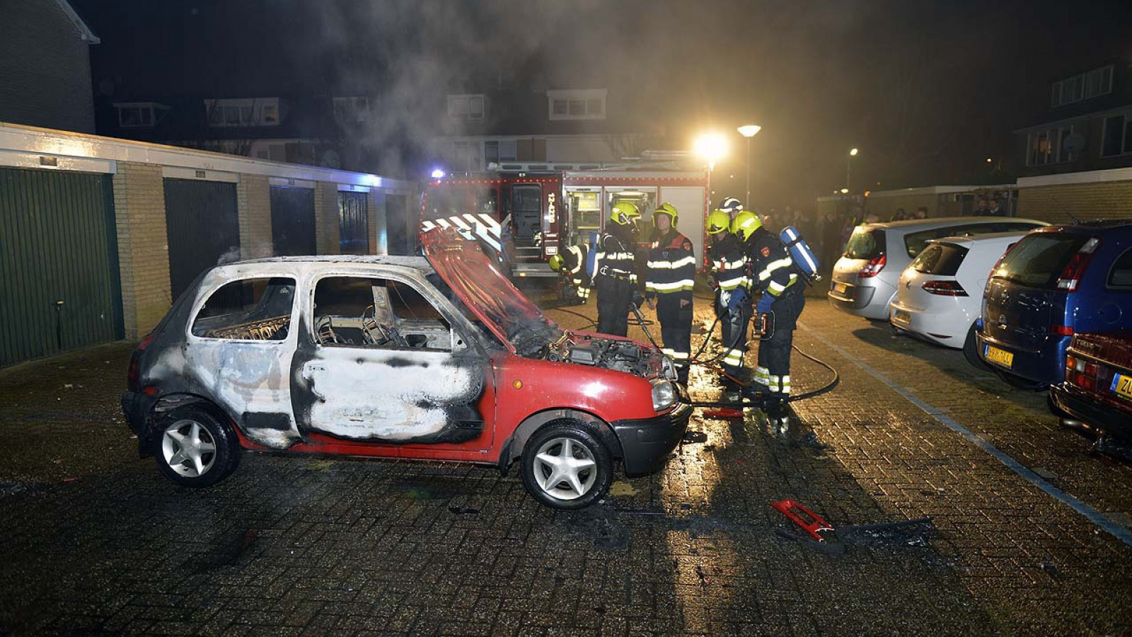 Auto in brand gestoken in Hoofddorp, tweetal neemt de benen - NH Nieuws