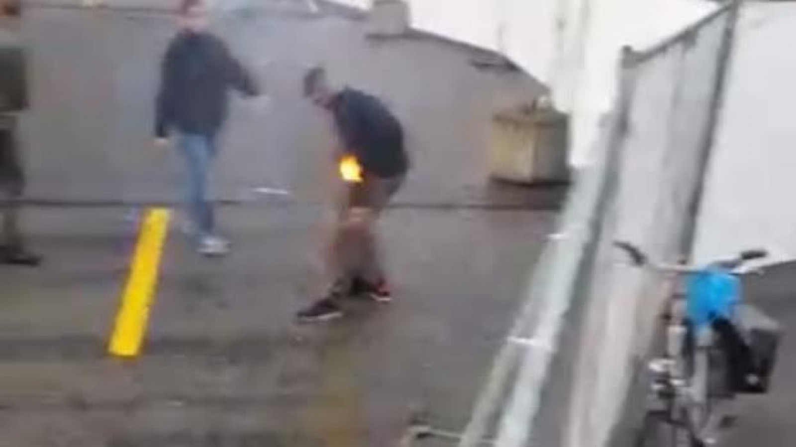 Video vluchteling probeert zichzelf in brand te steken in Zaandam NH Nieuws Video vluchteling probeert zichzelf in brand te steken in Zaandam NH Nieuws
