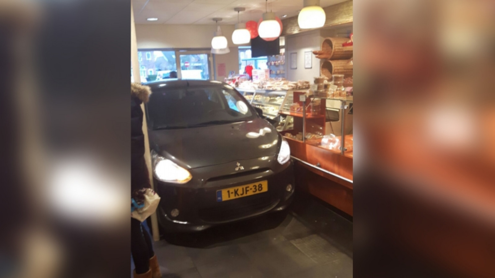 Auto rijdt bakkerij binnen in Badhoevedorp NH Nieuws