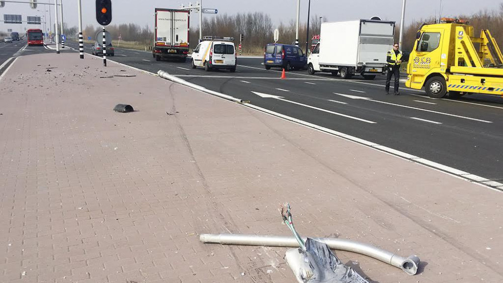 Automobilist Valt In Slaap En Rijdt Lantaarnpaal Langs N207 Omver - NH ...