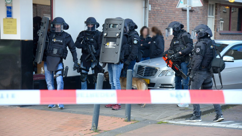 Arrestatieteam Valt Woning Velsen-Noord Binnen - NH Nieuws