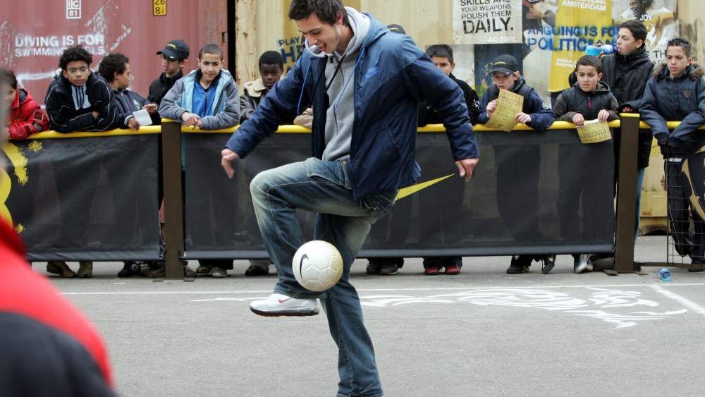 Straatvoetballer berooft toerist met voetbaltrucje - NH Nieuws