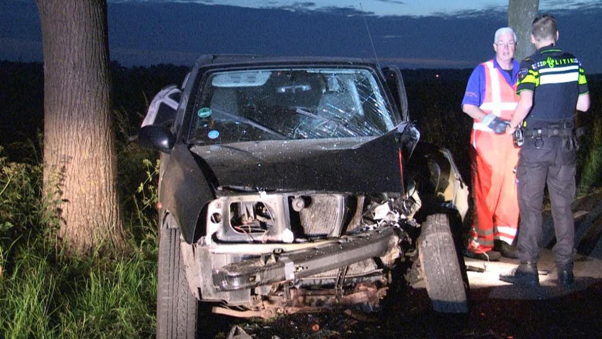 Auto total loss na aanrijding met aanhanger bij Middelie