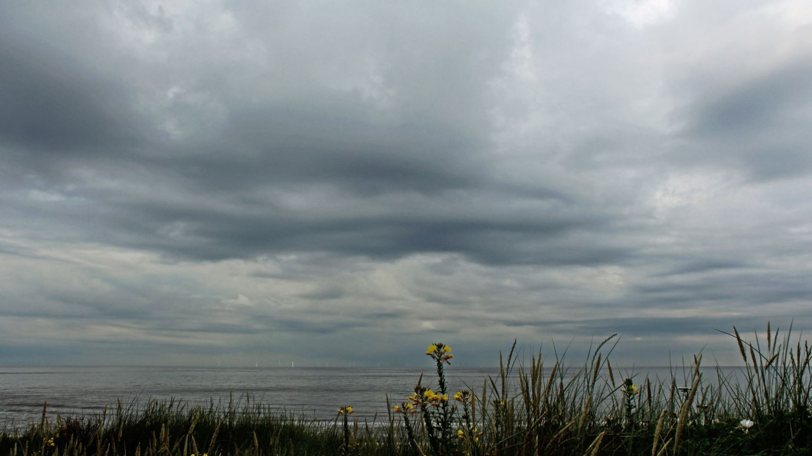 Onheilspellende luchten boven Egmond aan Zee NH Nieuws