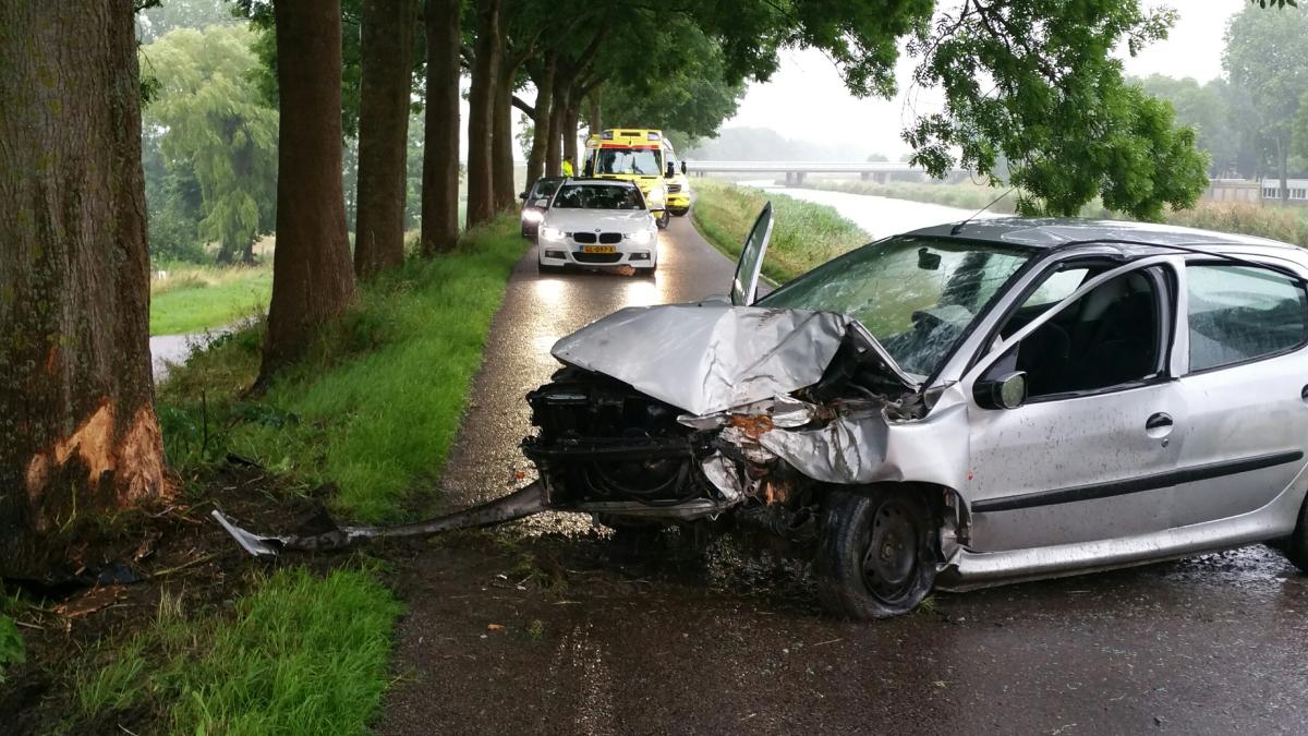 Twee gewonden bij auto-ongeluk in Zuidoostbeemster