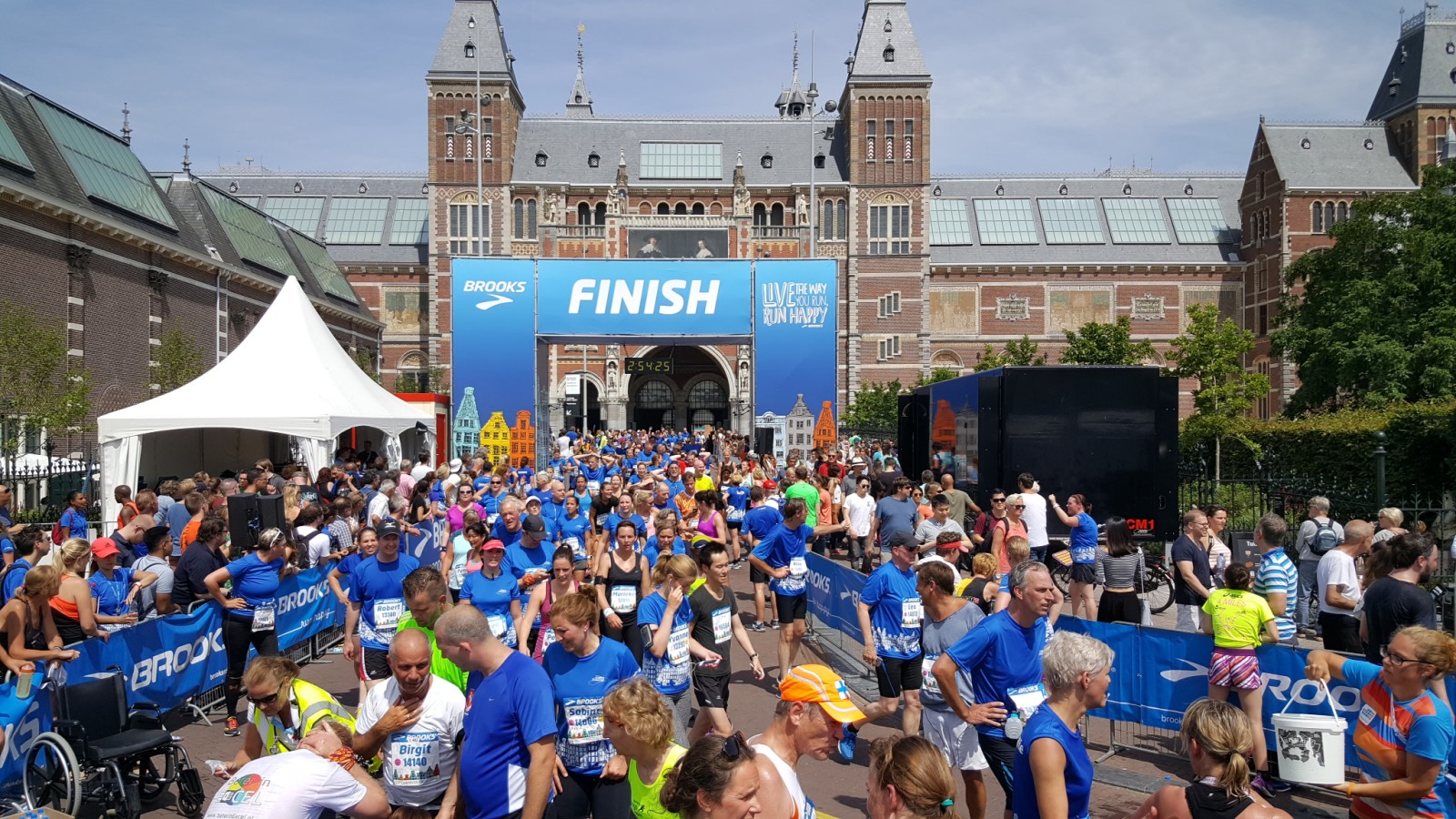 Tien tot vijftien mensen onwel bij finishplaats 10K Run Museumplein