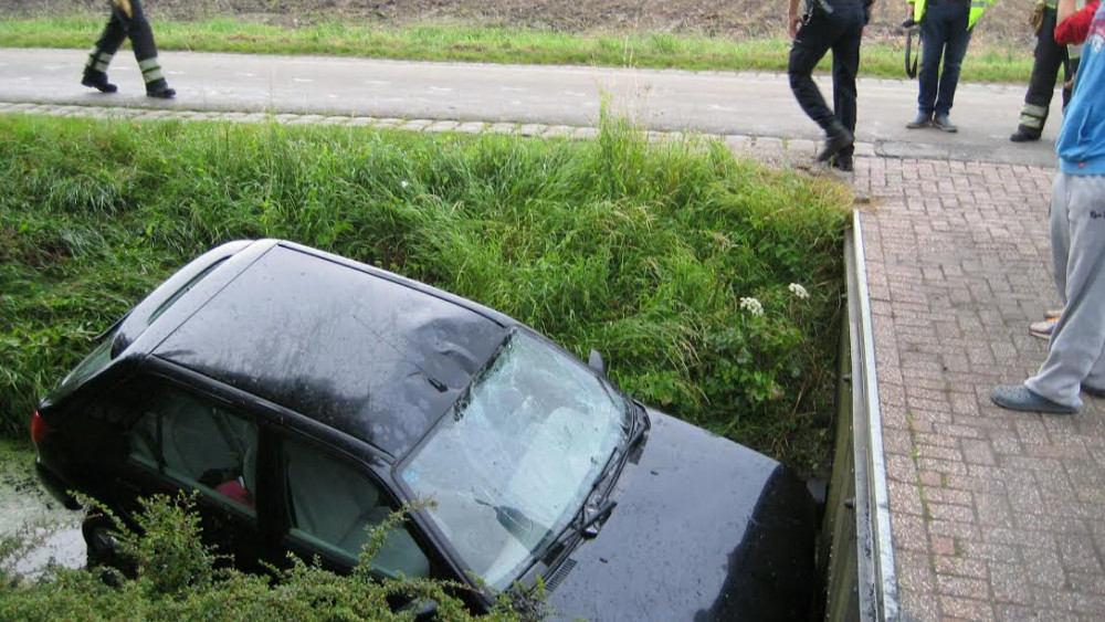 Fietser En Auto Belanden In Sloot Na Botsing Op Kruispunt - NH Nieuws