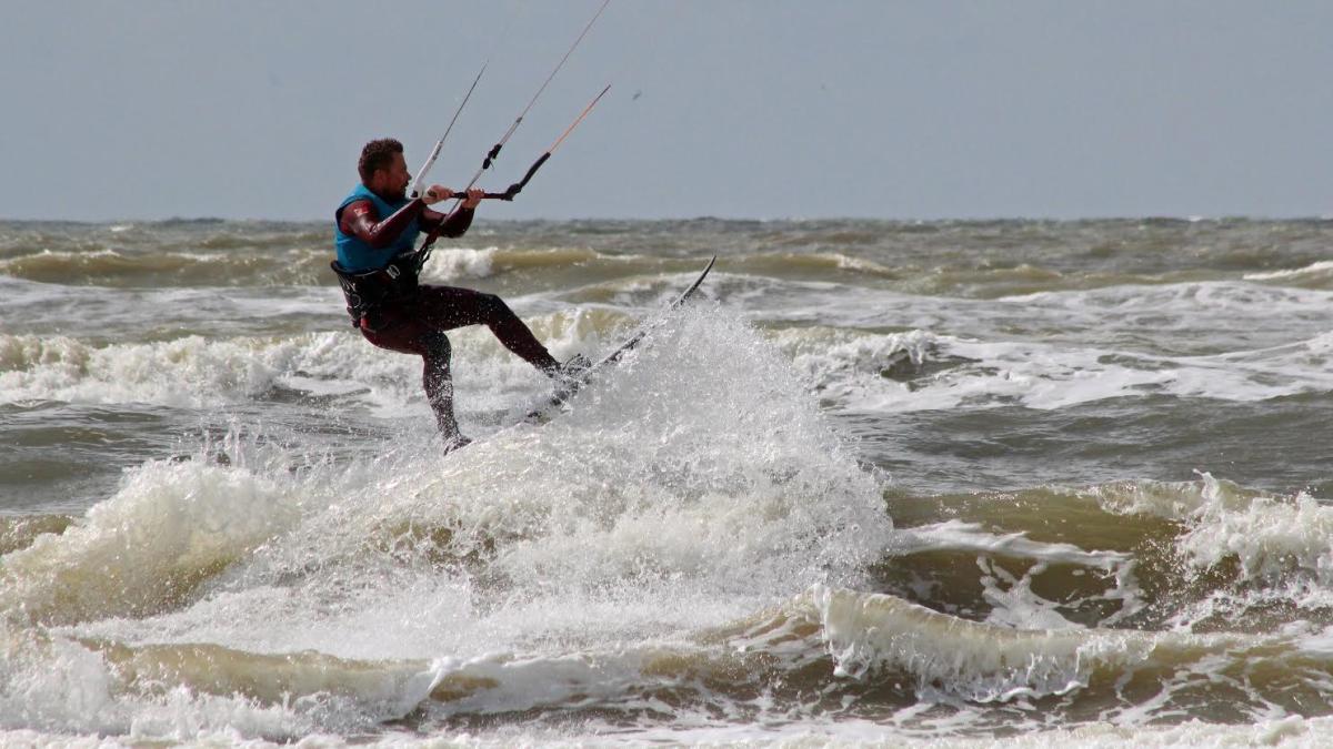 Provincie wil strand Schellinkhout uitbreiden voor kitesurfers