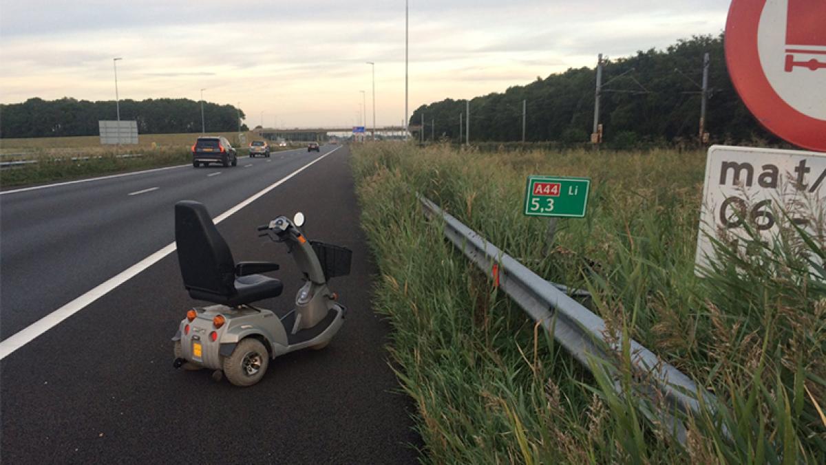Scootmobieler rijdt pardoes snelweg op bij Abbenes
