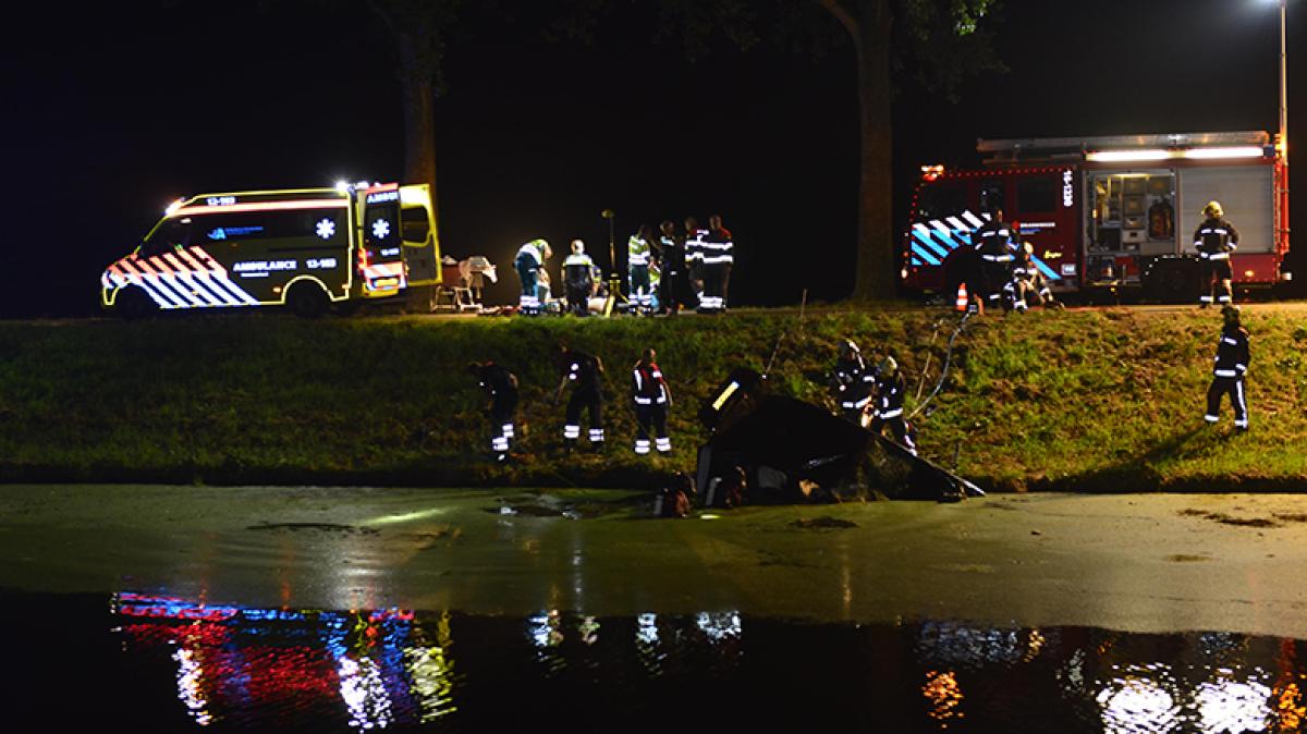 Auto te water in Abbenes, bestuurder overleden