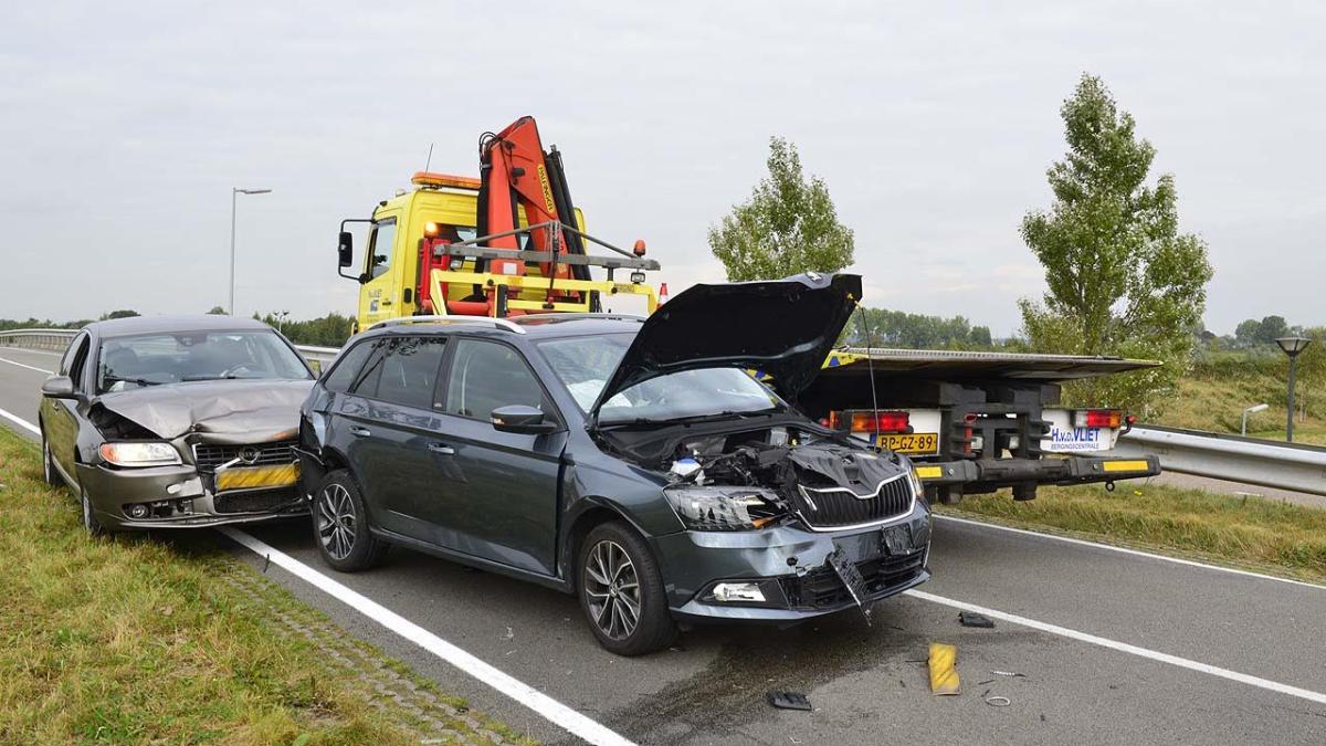 Kettingbotsing Zwaanshoek: vier auto's op elkaar
