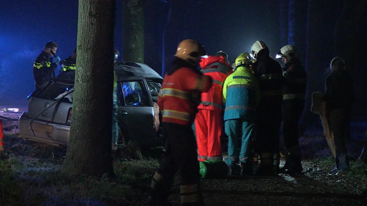 Twee doden (18 en 22) en een zwaargewonde (18) bij zware crash in Ursem