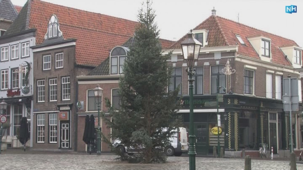 Kerstboom in Hoorn valt niet in de smaak "Voor de helft kaal" NH Nieuws