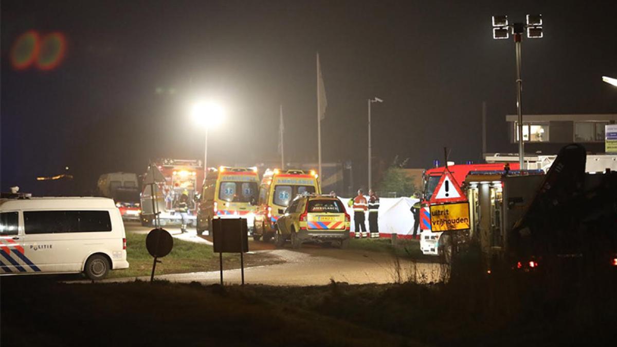 VIDEO: Explosie bij politie-auto: twee agenten gewond, één kritiek