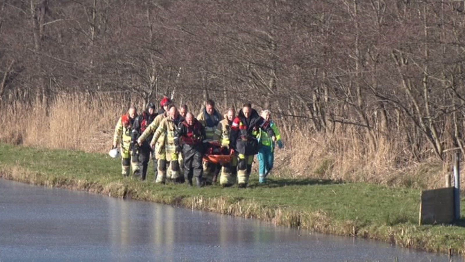 mensen zakken door ijs Ankeveen