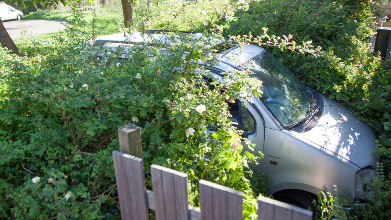 Jongeren rijden met auto tegen huis in Haarlem NH Nieuws