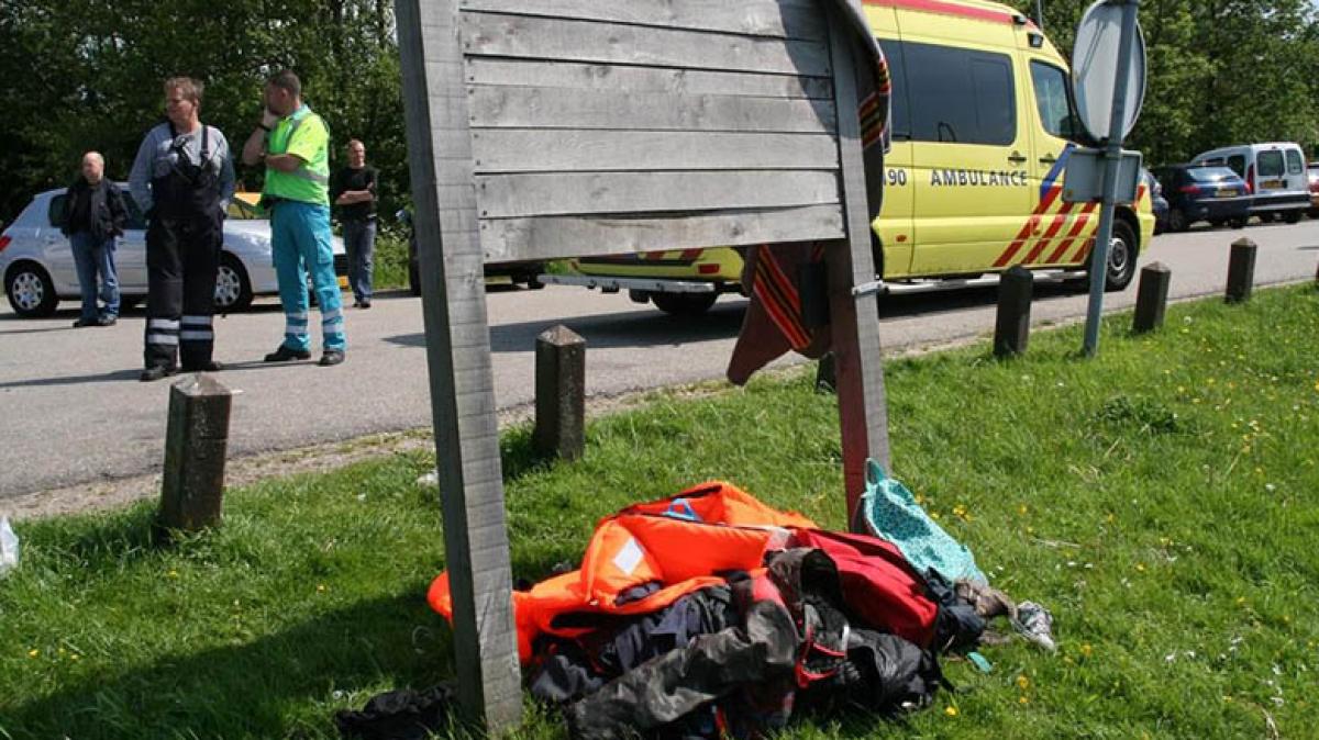 Kinderen in omgeslagen plezierbootje komen met de schrik vrij