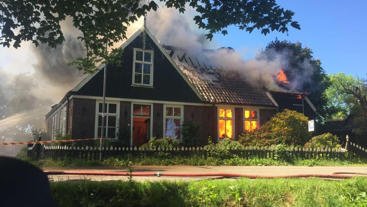 Verwoestende brand in Schellinkhout: woonboerderij met de grond gelijk gemaakt