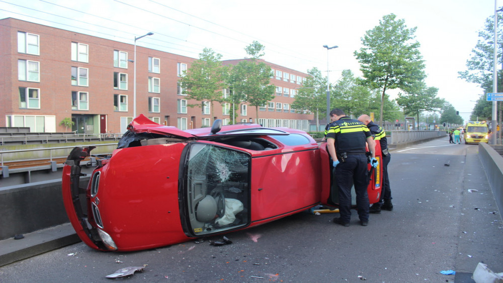 Auto Belandt Op Zijkant Na Ongeval Op IJburglaan Amsterdam - NH Nieuws