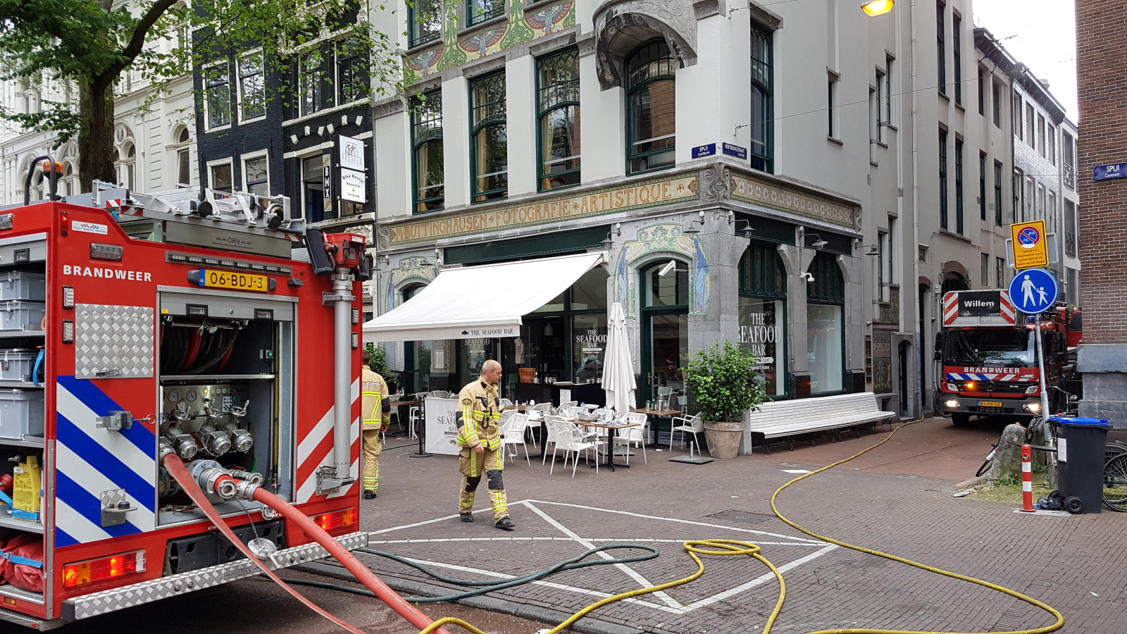 Brand Kalverstraat, winkels ontruimd