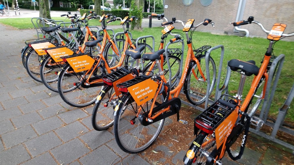 Naast deelauto's en scooters zijn ook deelfietsen weer terug in