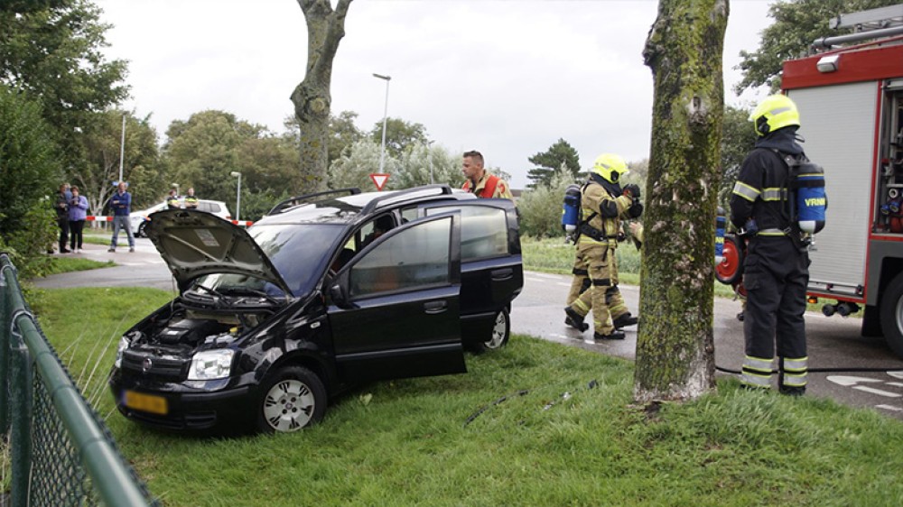 Auto Wordt Geraakt Door Bliksem En Vliegt In Brand - NH Nieuws