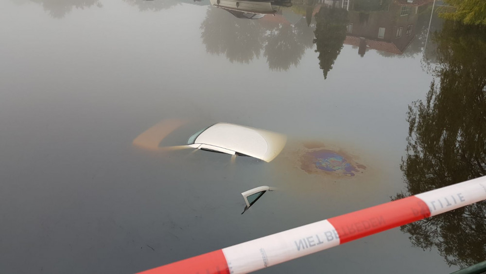 Automobilist Belandt Met Auto In Water Na Aanrijding In Oostzaan - NH ...