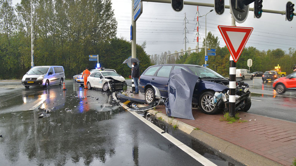 Ongeluk Zorgt Voor Ravage Op Kruispunt Hoofddorp - NH Nieuws