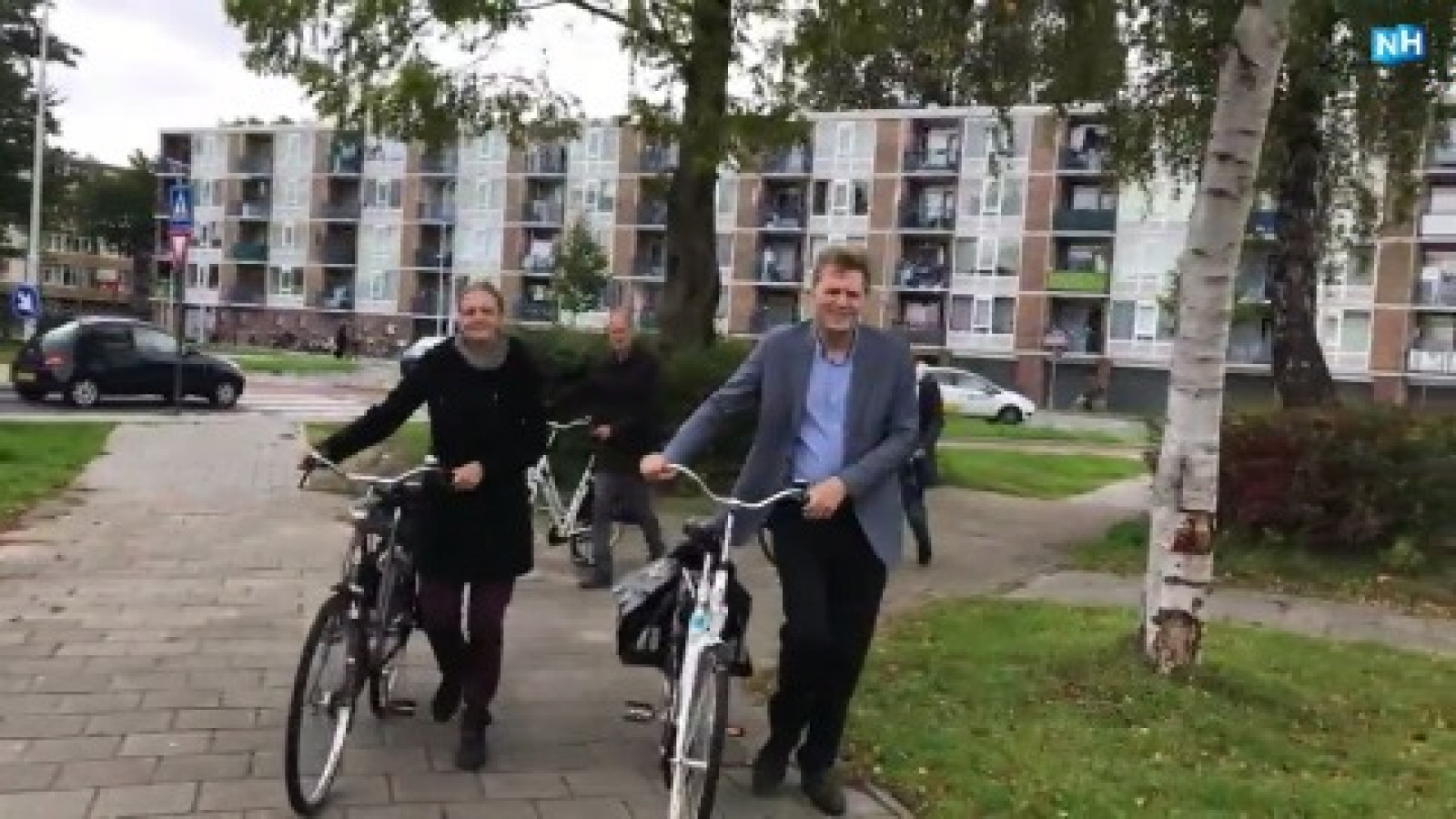 Burgemeester Hamming begint tour door Zaandam in Poelenburg