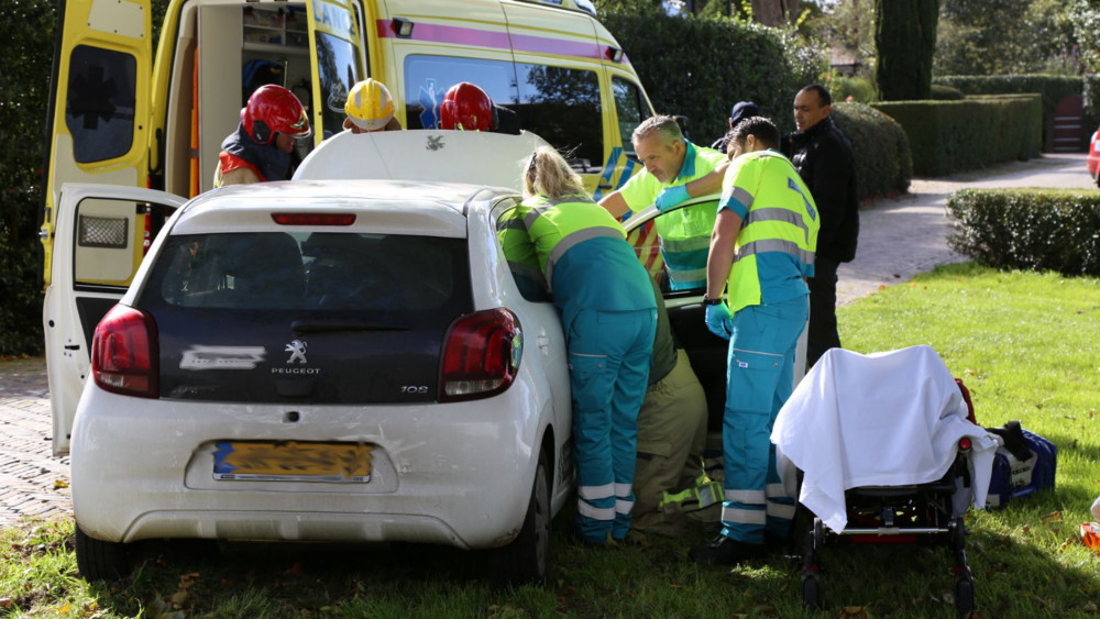 Flinke Schade Bij Botsing Tussen Kleine Vrachtwagen En Auto - NH Nieuws