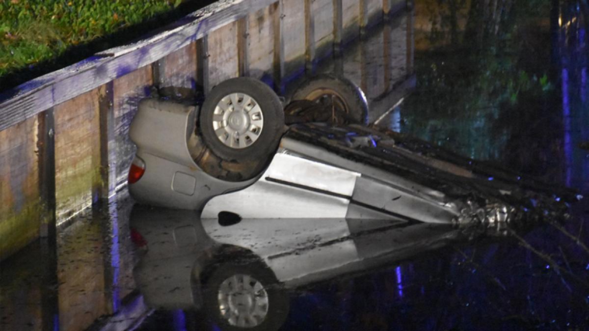 Auto te water in Zuidoostbeemster: inzittende gereanimeerd
