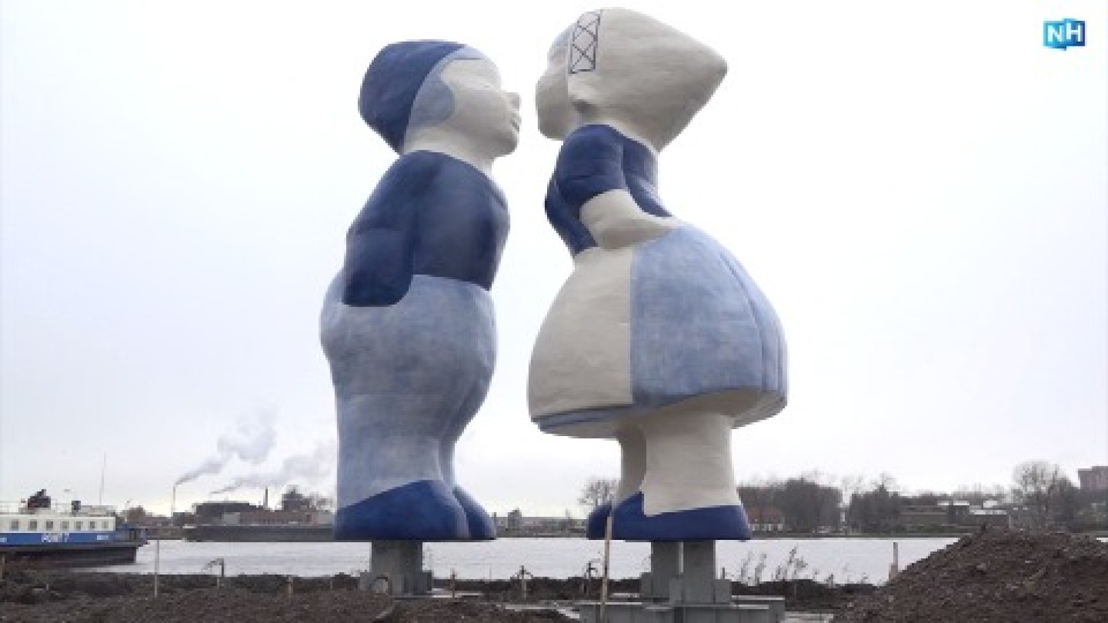 kissing-couple-xxxl-aangekomen-op-het-hempontplein._snapshot_174453_0f29feac0c4a168c5b8f933f9a0e7404.jpg