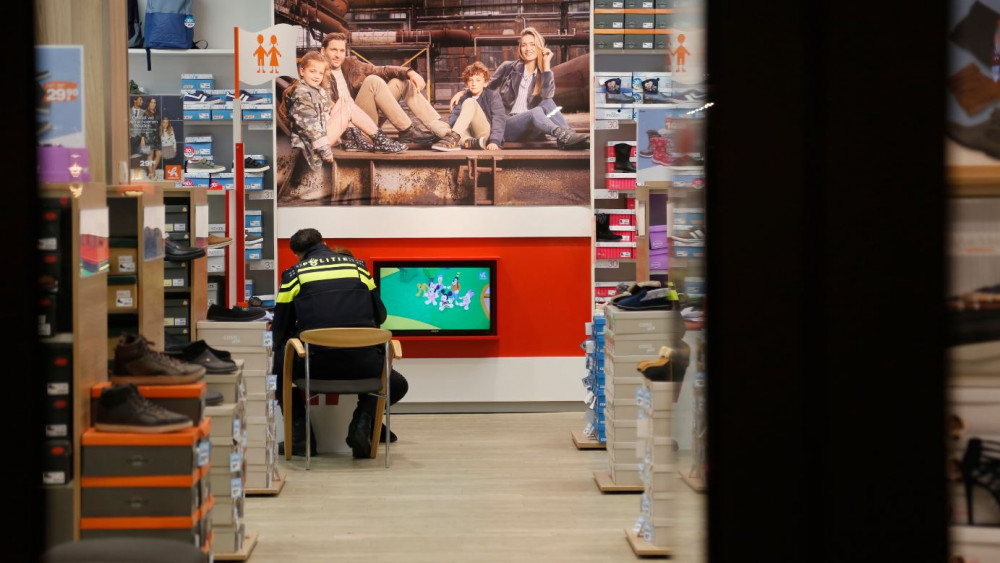 Twee aanhoudingen na overval op schoenenwinkel - NH Nieuws