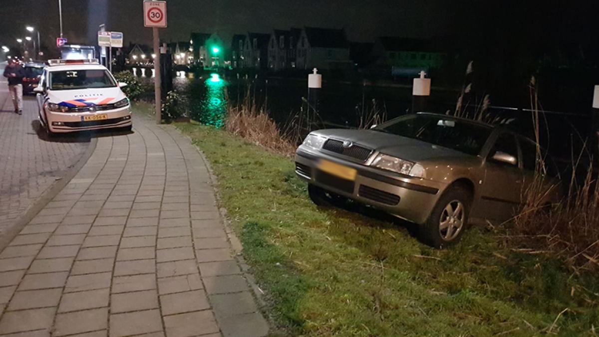 Vrouw vergeet handrem, auto belandt op haar na in Ringvaart