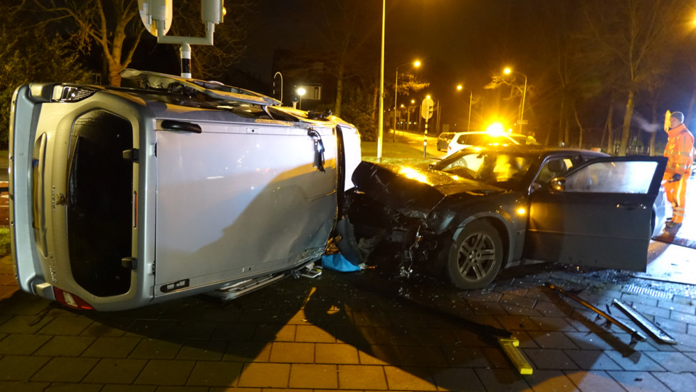 Bestelbusje Komt Op Zijkant Terecht Na Botsing Met Auto - NH Nieuws