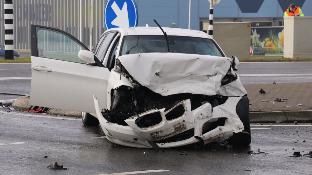 Frontale Botsing Op N201: Twee Gewonden, Weg Afgesloten - NH Nieuws